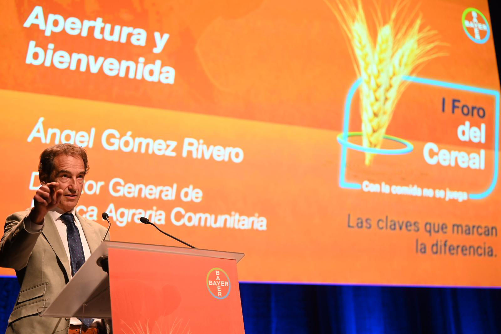 Intervención durante la apertura del I Foro del Cereal de Bayer, con la pantalla del evento al fondo.